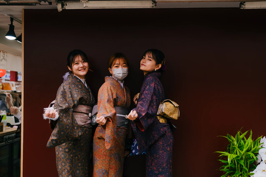 Grupo de mujeres con kimonos tradicionales sonriendo