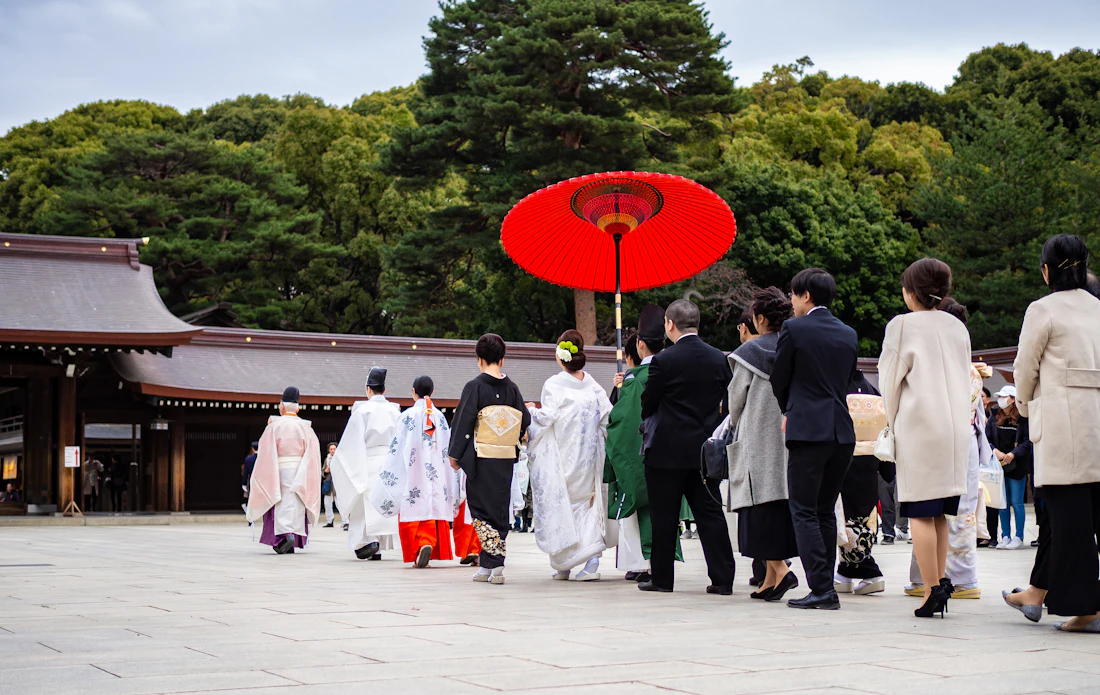 Procesión de una boda tradicional en un santuario