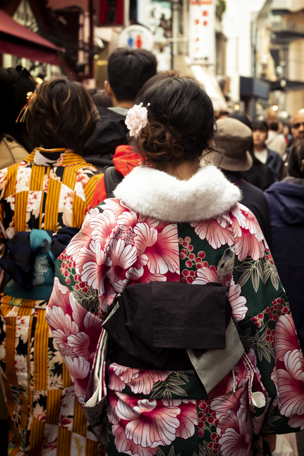 Personas con kimonos de colores en Tokio