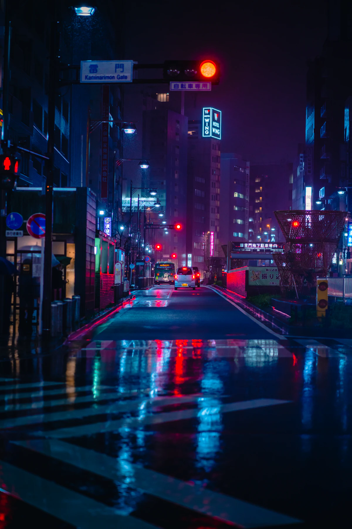 Calle mojada de Tokio con luces de neón