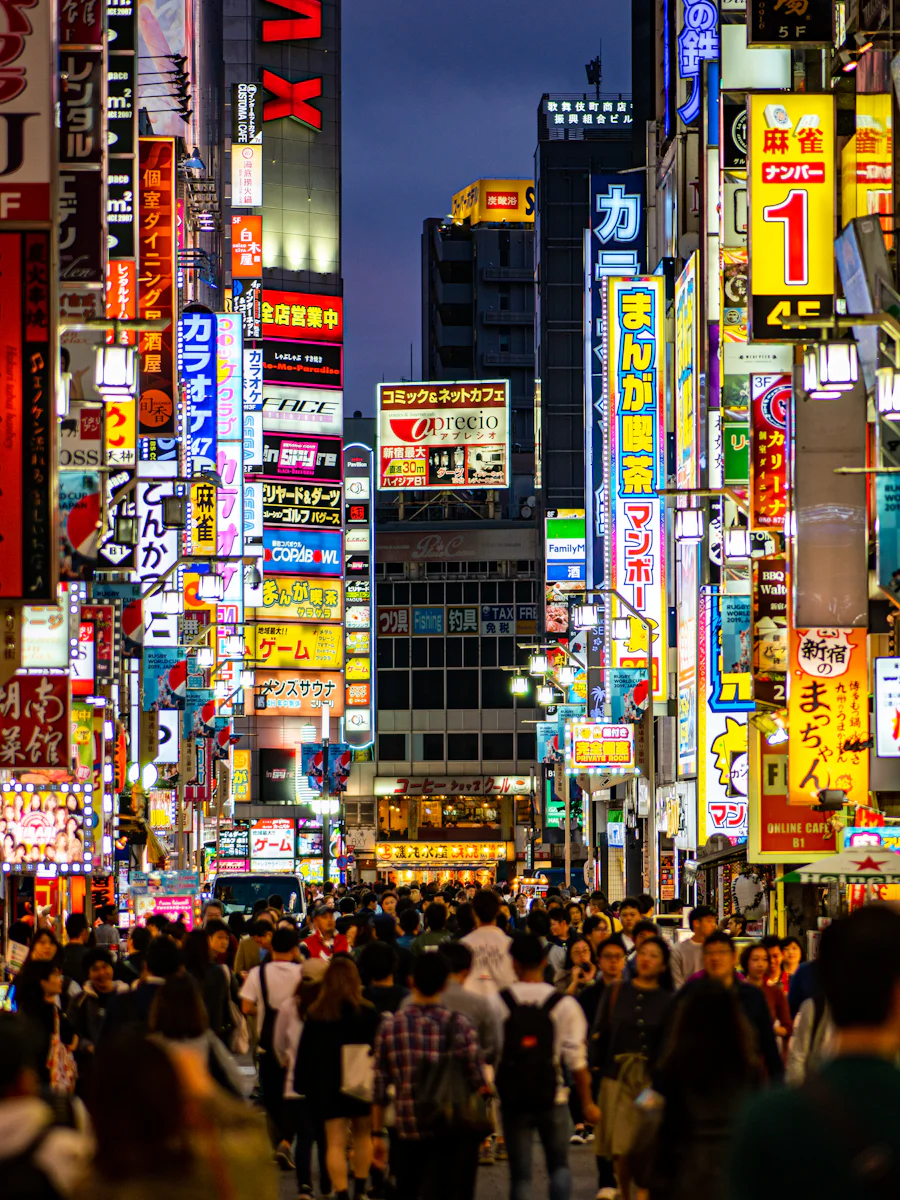 Multitud bajo letreros luminosos en Shinjuku