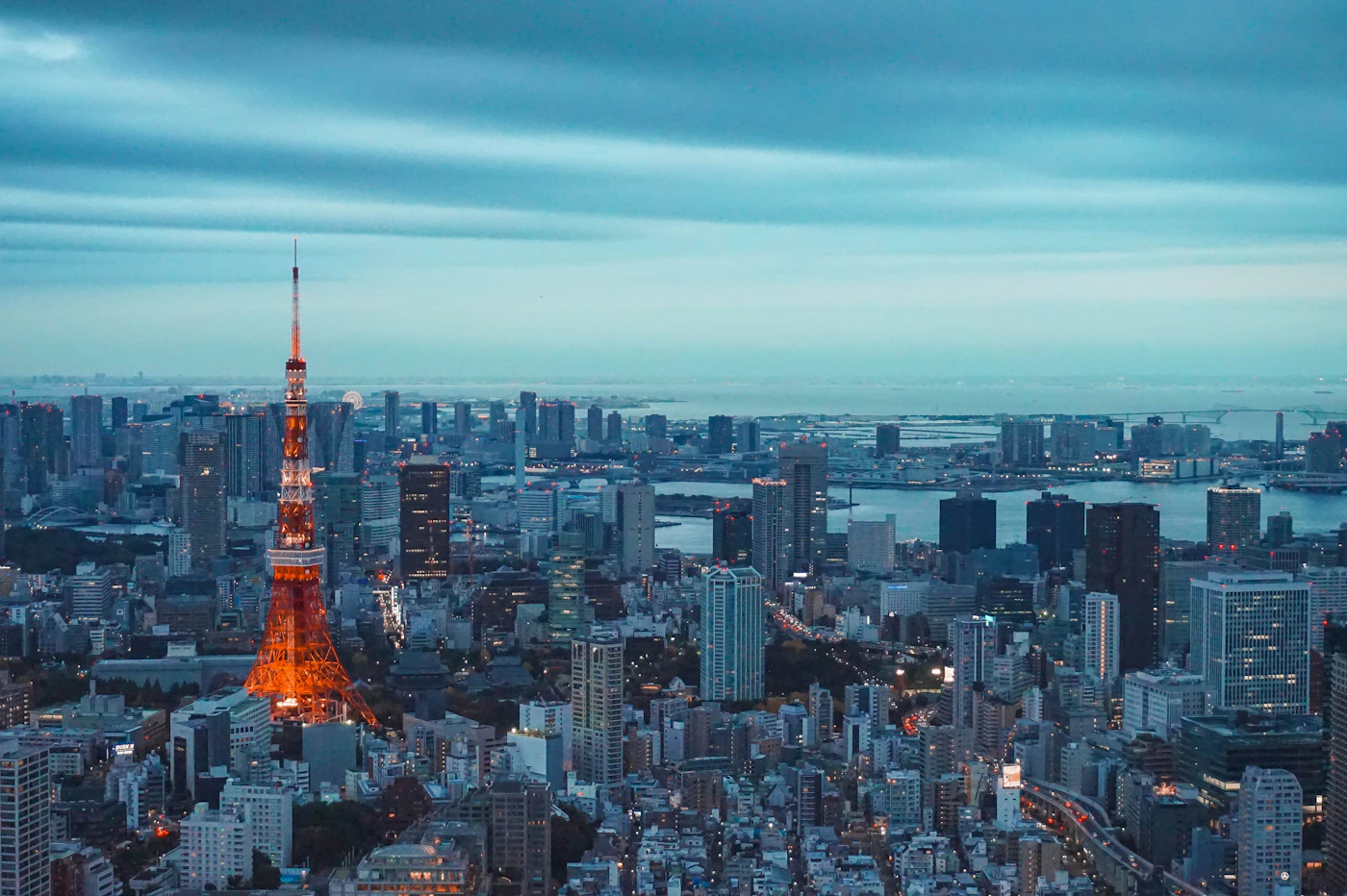 Torre de Tokio iluminada al anochecer