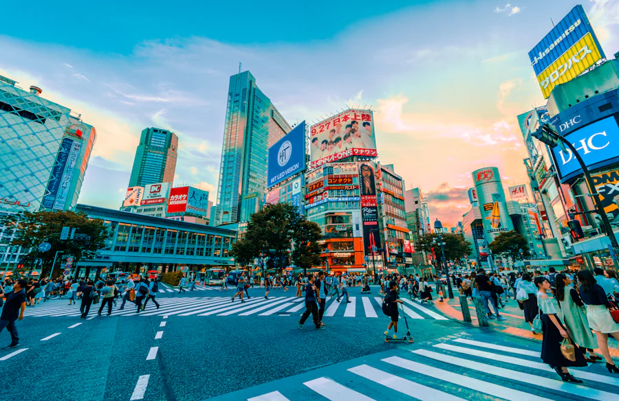 Gente caminando por una calle de Tokio
