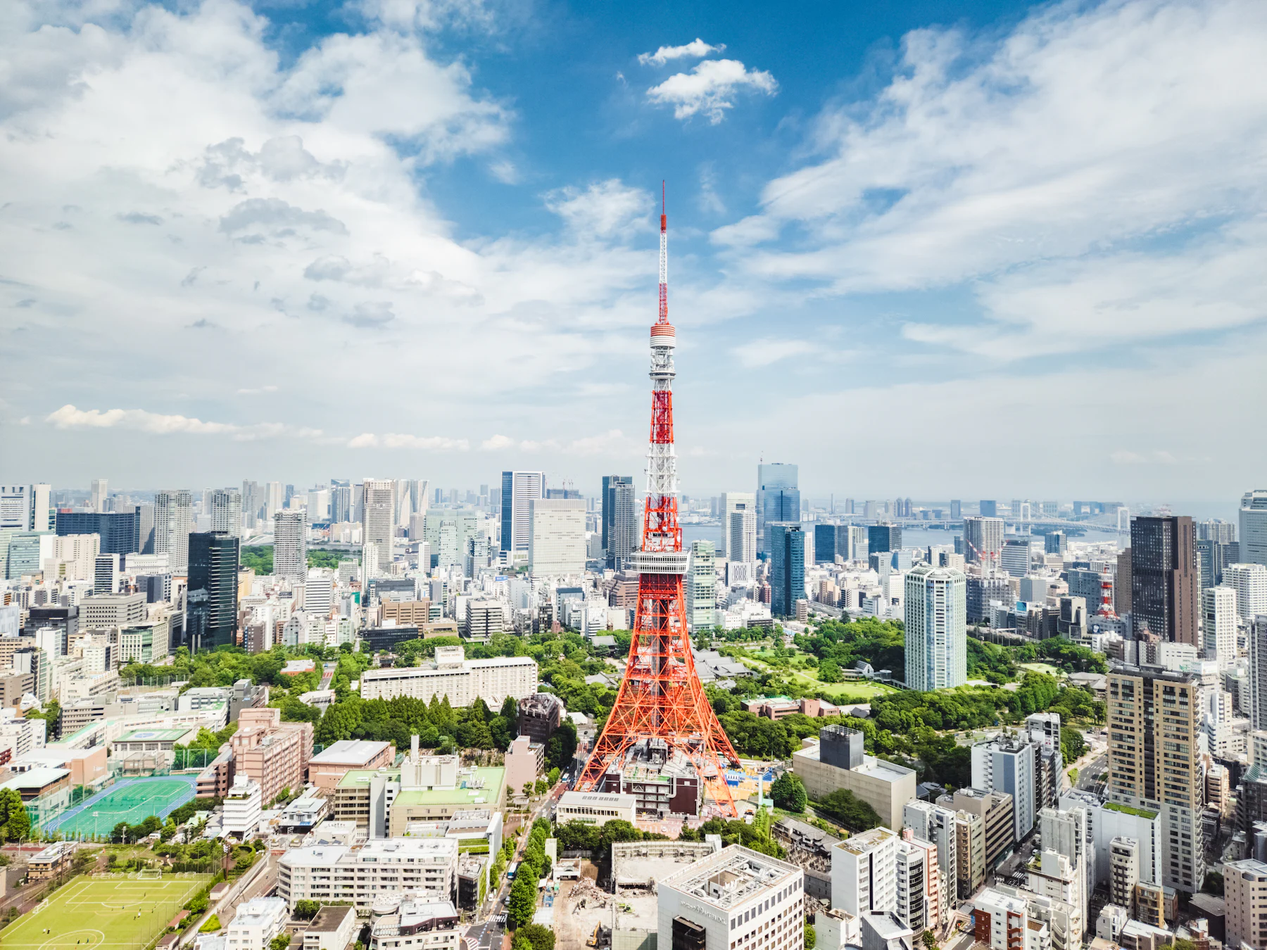 Vista aérea de Tokio con la Torre de Tokio y rascacielos