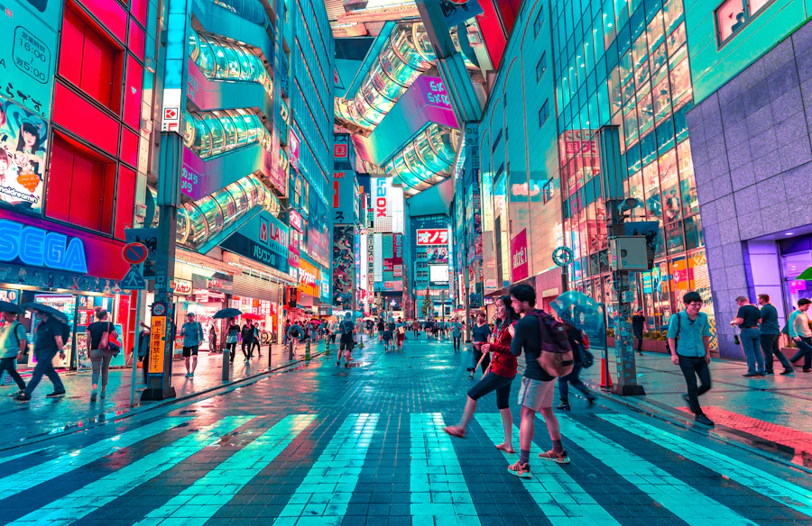 Calle comercial con letreros de colores en Tokio