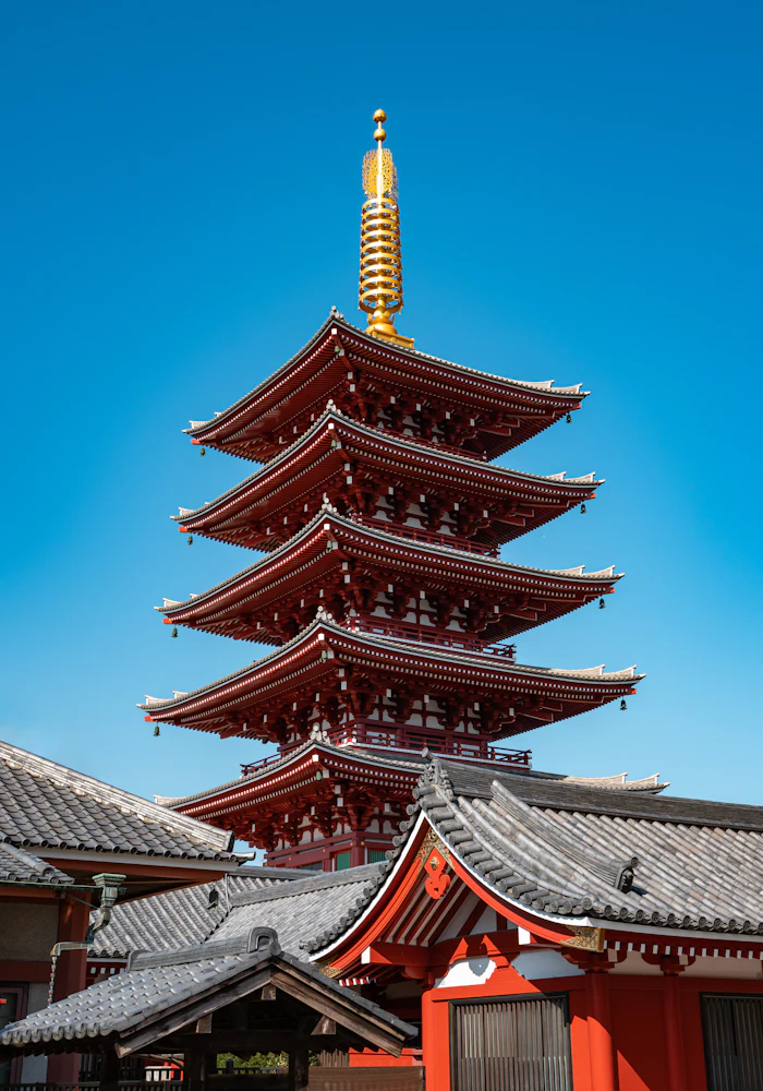 Pagoda roja de cinco pisos del templo Senso-ji en Asakusa